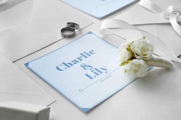 Convite de casamento no fundo branco — Fotografia de Stock