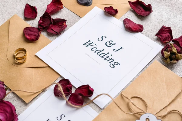 Hochzeitseinladungen auf grauem Hintergrund — Stockfoto