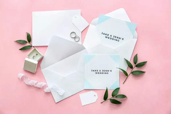 Invitations de mariage sur fond de couleur — Photo