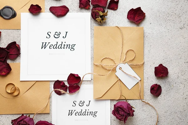 Bröllops inbjudningar på grå bakgrund — Stockfoto