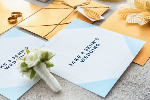 Invitaciones de boda sobre fondo gris —  Fotos de Stock