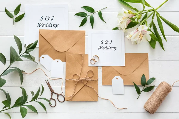 白いテーブルの結婚式の招待状 — ストック写真