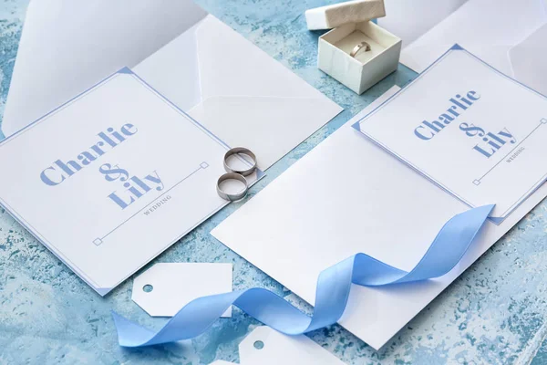 Invitations de mariage sur fond de couleur — Photo