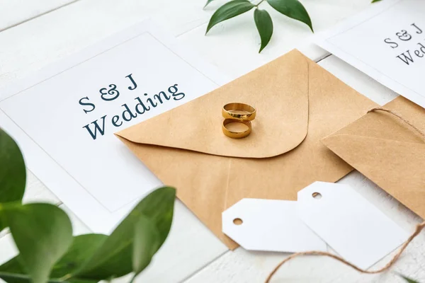 Convite de casamento na mesa branca — Fotografia de Stock