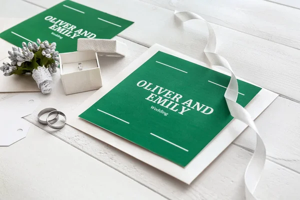 Convites de casamento na mesa branca — Fotografia de Stock