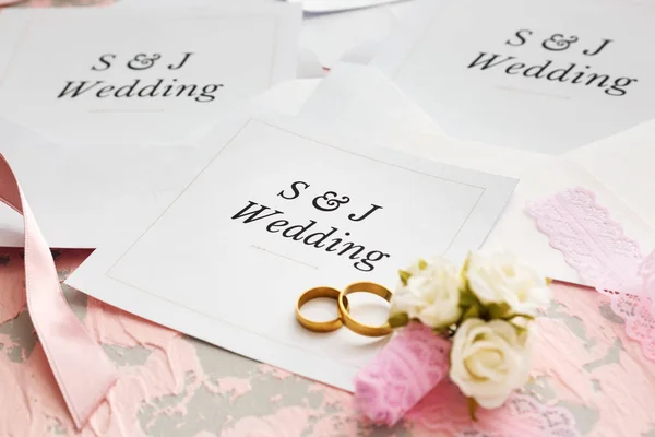 Hochzeitseinladungen auf farbigem Hintergrund — Stockfoto