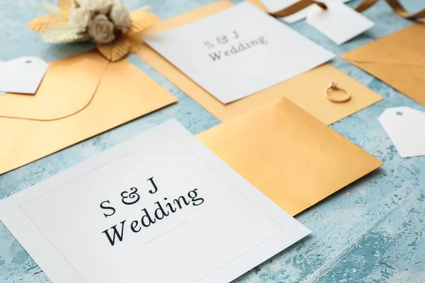 Zaproszenia ślubne na kolorowym tle — Zdjęcie stockowe