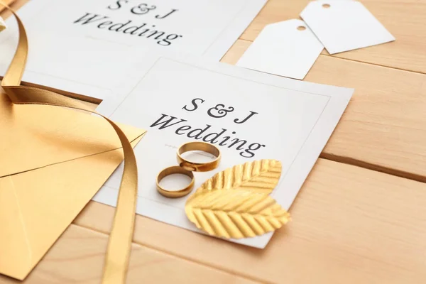 Huwelijksuitnodigingen op houten achtergrond — Stockfoto