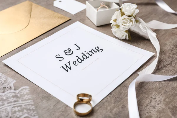 Bröllopsinbjudan på grå bakgrund — Stockfoto