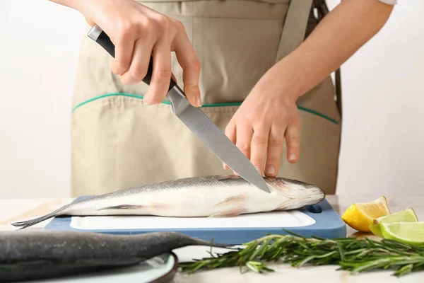 Donna preparare gustoso pesce fresco — Foto Stock