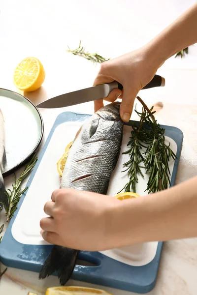 Donna preparare gustoso pesce fresco — Foto Stock