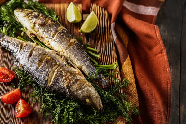 Sabroso pescado cocido sobre tabla de madera —  Fotos de Stock