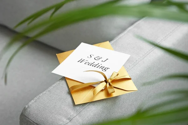 Kuvert och bröllopsinbjudan på soffan — Stockfoto
