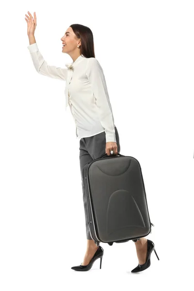 Молодая женщина с багажом готова к деловой поездке, на белом фоне — стоковое фото