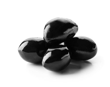 Beyaz arka planda lezzetli zeytin