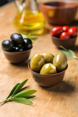 Kase lezzetli zeytin ahşap arka plan üzerinde