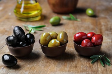 Kase lezzetli zeytin ahşap arka plan üzerinde