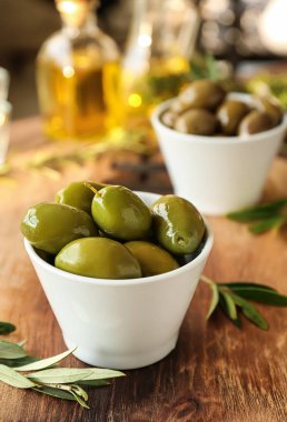 Ahşap masada lezzetli zeytin ile kase