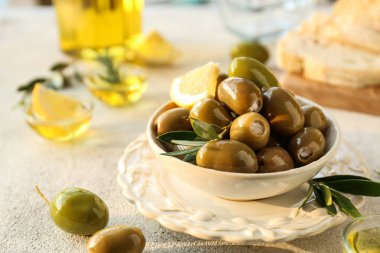 Gri arka planda lezzetli zeytin ile kase