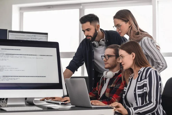 Équipe de programmeurs travaillant au bureau — Photo