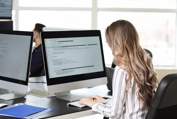 Az irodában dolgozó női programozó — Stock Fotó
