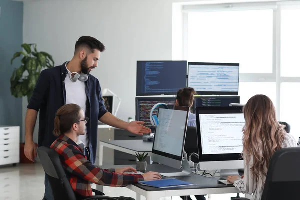 Équipe de programmeurs travaillant au bureau — Photo