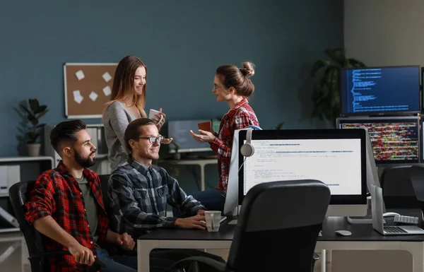 Équipe de programmeurs travaillant au bureau — Photo