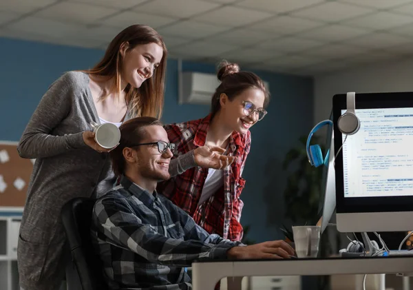 Equipo de programadores trabajando en la oficina — Foto de Stock