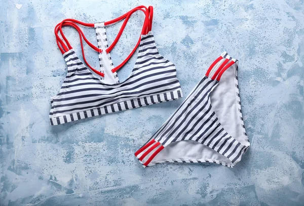 Renkli arka planda şık kadın mayo