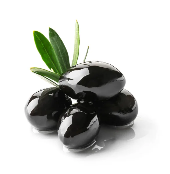 Olive saporite su fondo bianco — Foto Stock