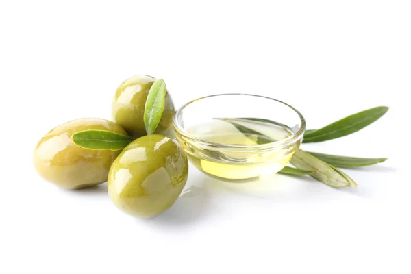 Вкусные оливки с маслом на белом фоне — стоковое фото