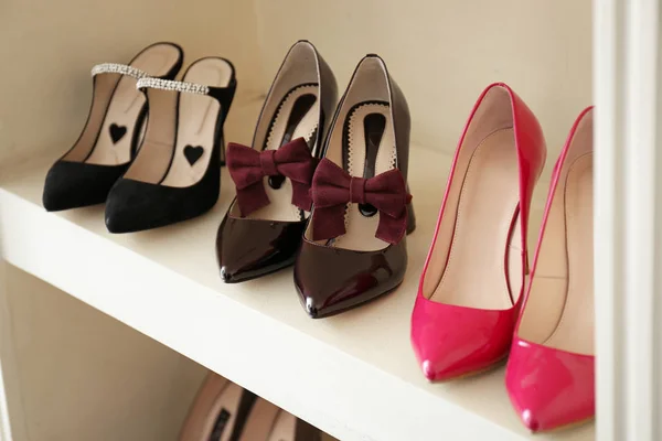 Collection of new female shoes on shelf in shop — Stock Photo, Image