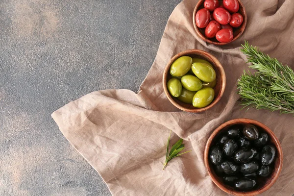 Gri masada lezzetli zeytin ile kase