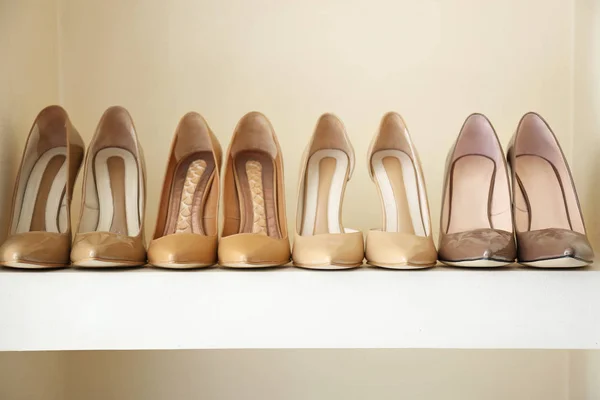 Kolekcja nowych butów kobiecych na półce w sklepie — Zdjęcie stockowe