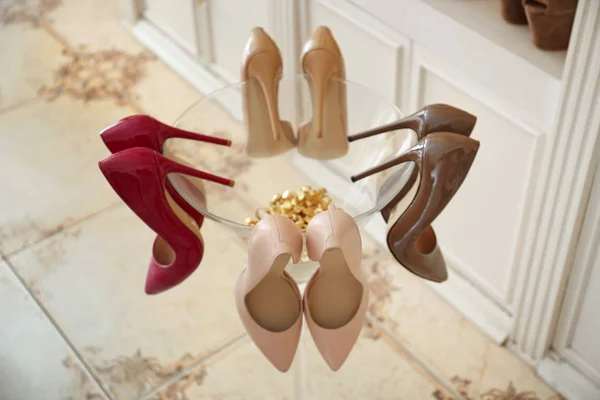 Collection of new female shoes in fashion shop — Stock Photo, Image