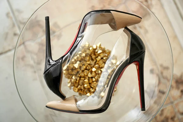 New female shoes on glass table in shop — Stock Photo, Image