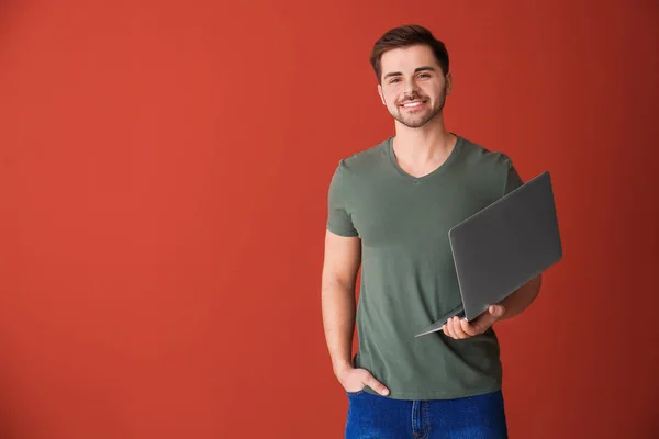 Programador masculino com laptop em fundo de cor — Fotografia de Stock