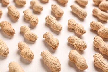 Beyaz zemin üzerine lezzetli fıstık