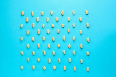 Renk arka plan üzerinde lezzetli fıstık