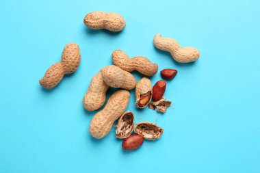 Renk arka plan üzerinde lezzetli fıstık