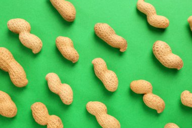 Renk arka plan üzerinde lezzetli fıstık