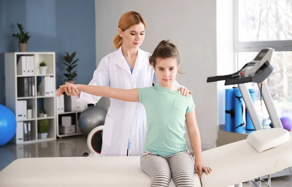 Fisioterapeuta trabalhando com a menina no centro de reabilitação — Fotografia de Stock