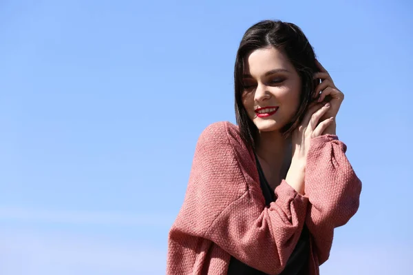 Mujer joven de moda al aire libre —  Fotos de Stock