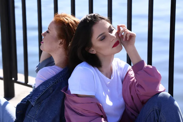 Modische junge Frauen auf der Brücke — Stockfoto