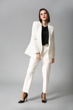 Gri arka planda moda genç kadının portresi