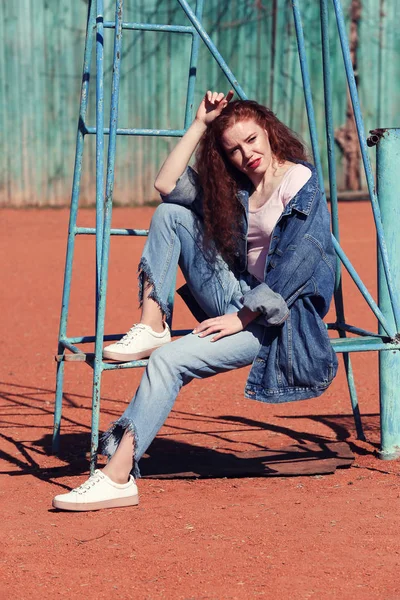 Mujer joven de moda en la cancha de tenis al aire libre —  Fotos de Stock