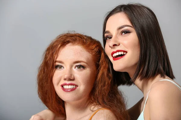 Retrato de mujeres jóvenes de moda sobre fondo gris — Foto de Stock