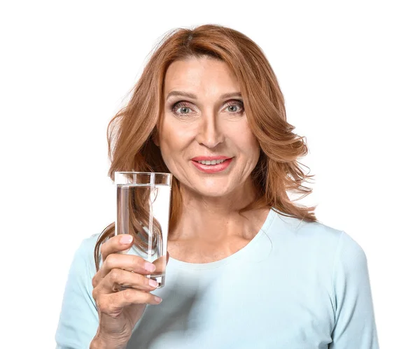 Donna matura con bicchiere d'acqua su sfondo bianco — Foto Stock