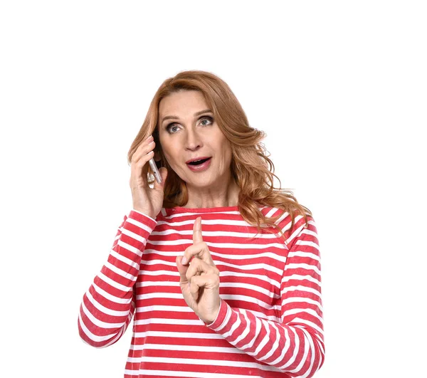 Oudere vrouw praten door mobiele telefoon op witte achtergrond — Stockfoto