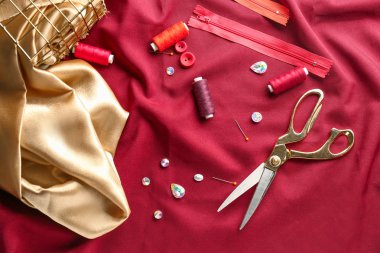 Kumaş arka planda terzi aksesuarları
